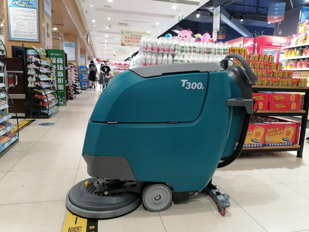 为什么超市和商场会选择洗地机清洁地面？