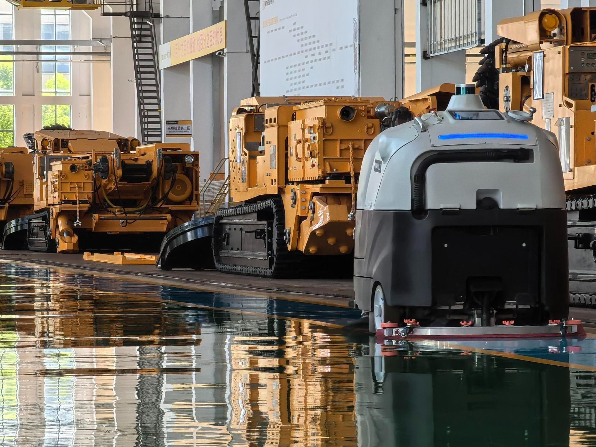 广东黑灯工厂半夜无人打扫？坦力工业洗地机器人破解 “无人清洁” 困局