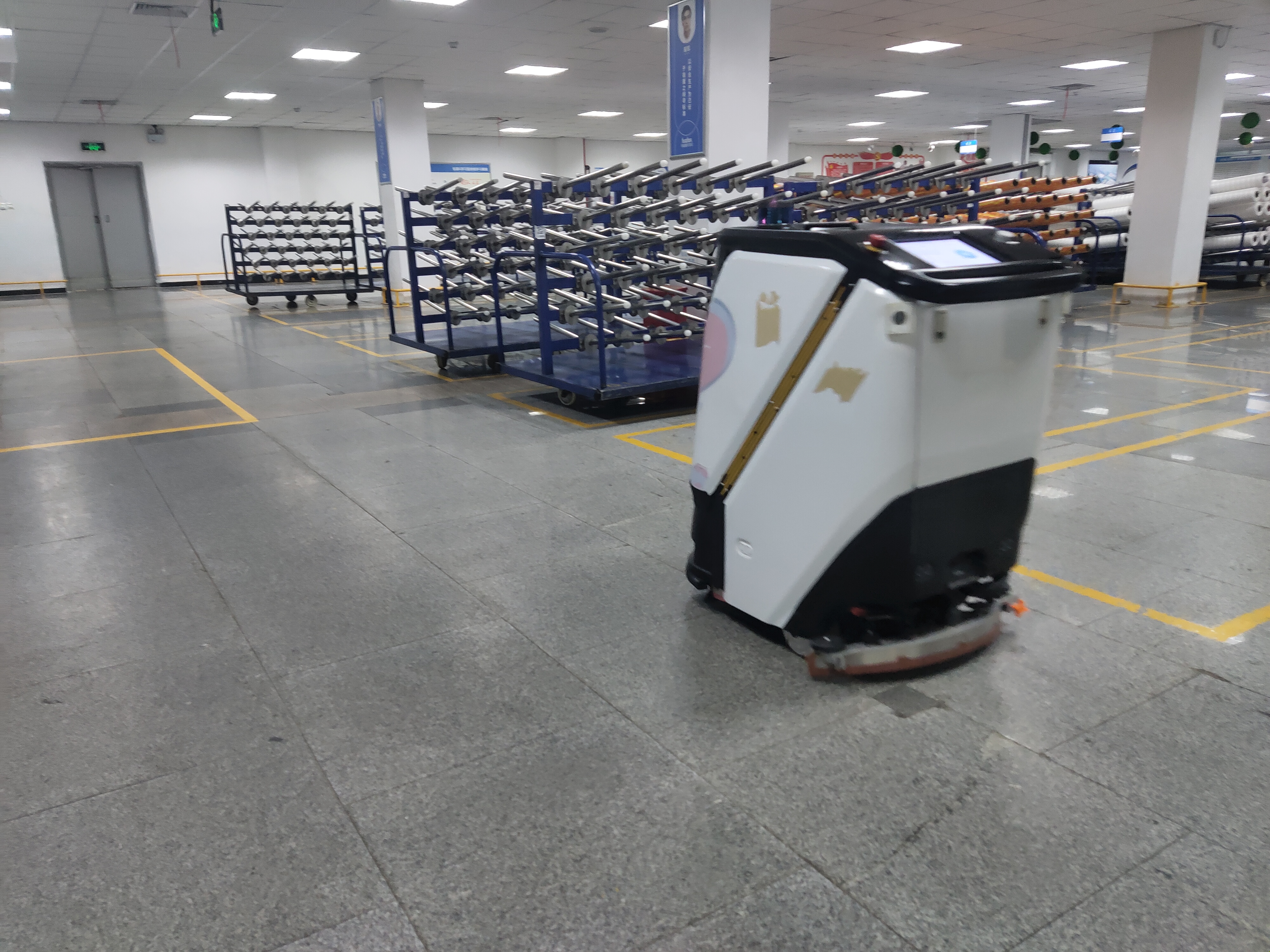 工业智能洗地机：工厂环氧地坪清洁的得力助手