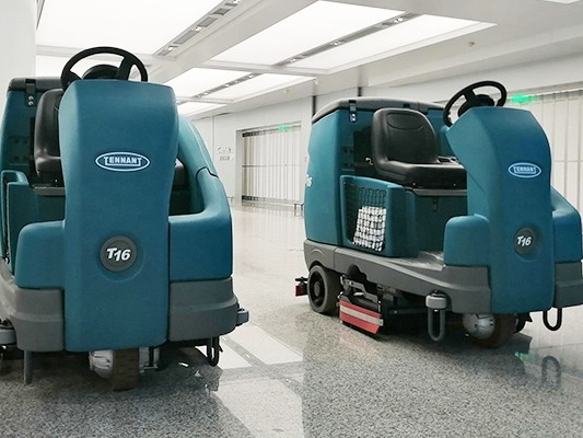 青岛捷立机械分享使用驾驶式洗地机的注意事项